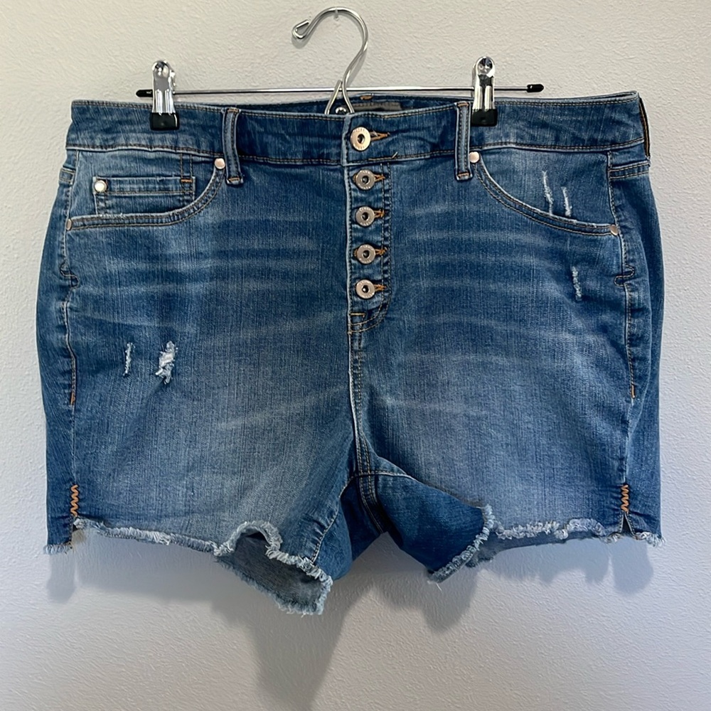 Torrid 5 inch denim  Stretch High-rise Short size 18